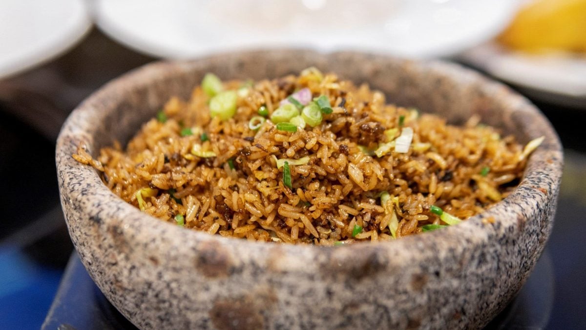 Egg Fried Rice in einer grauen Schale auf blauem Tuch. Frontalansicht.