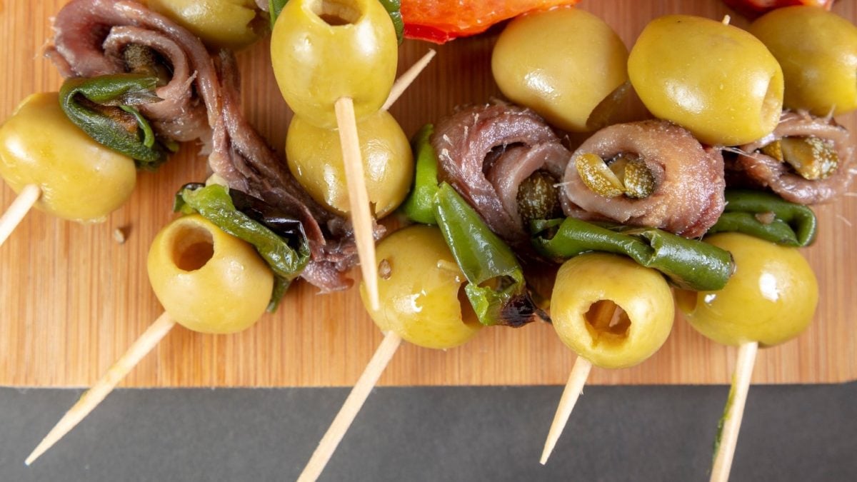 Gildas kleine kalte Tapas Spieße auf Holzbrett. Draufsicht.