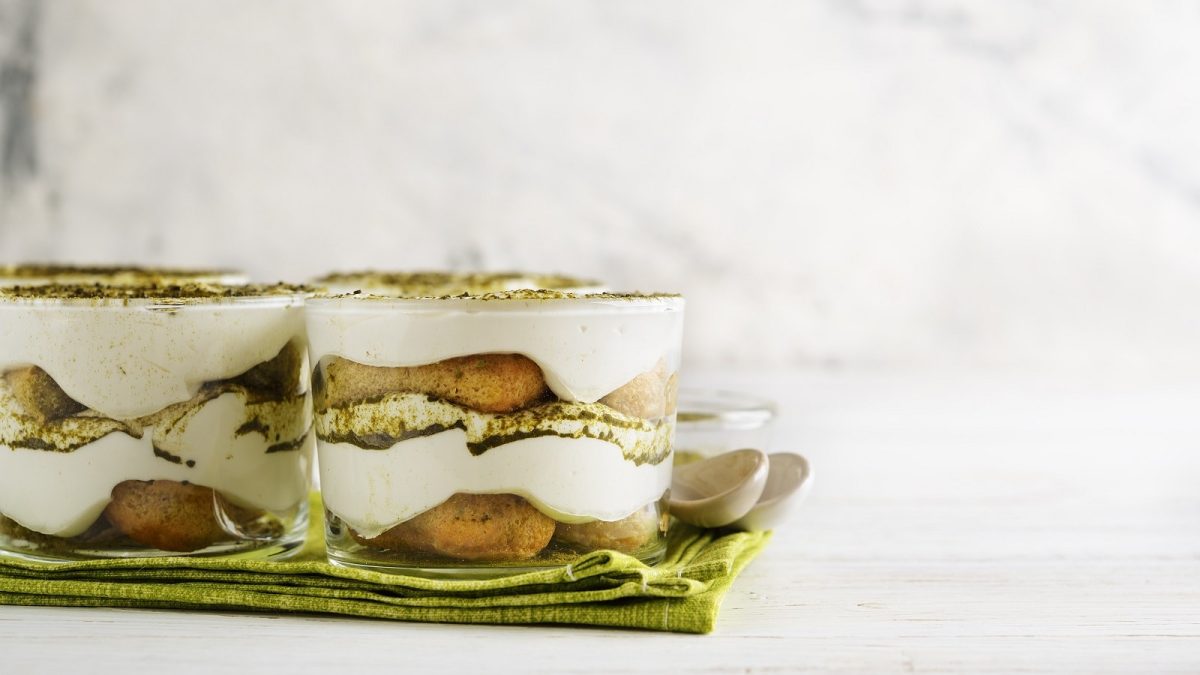 Zwei Gläser mit Matcha-Tiramisu auf einem grünen Tuch
