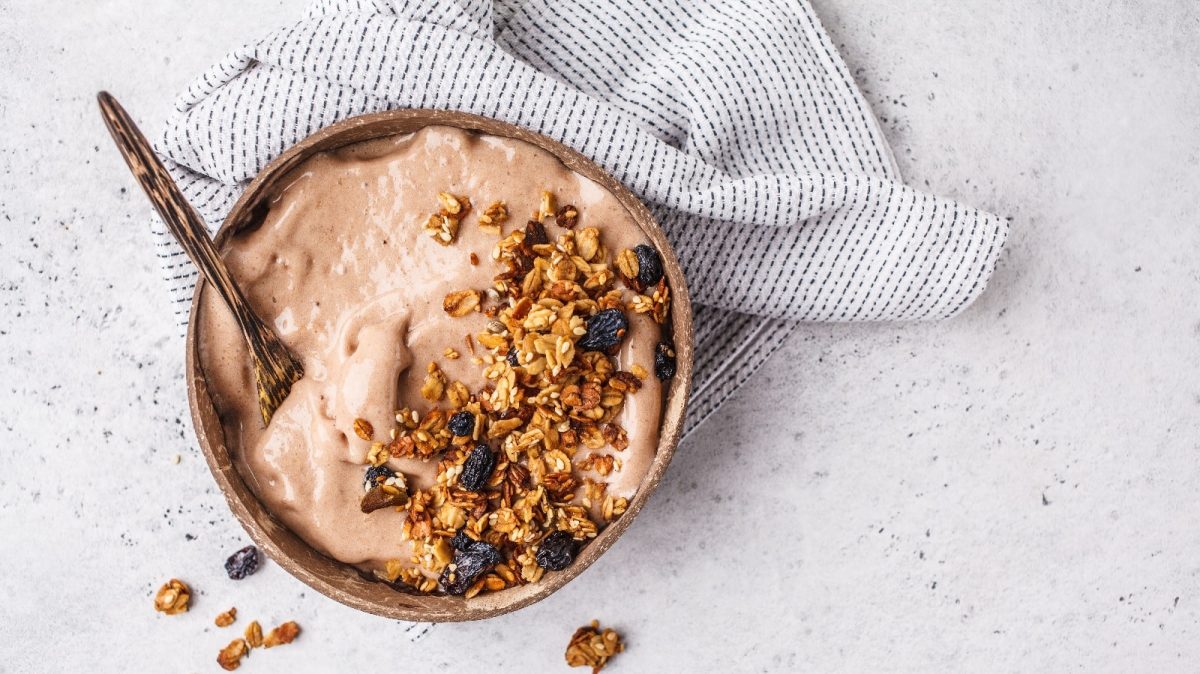 Eine Schoko-Smoothie-Bowl auf einem hellblauen Geschirrtuch