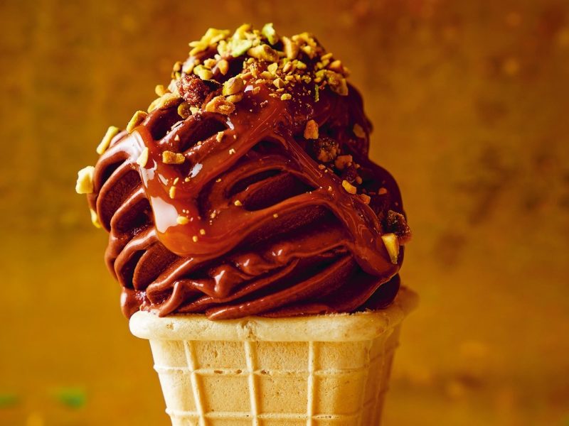 Ein Schokoladen-Thahini-Eis-Softeis