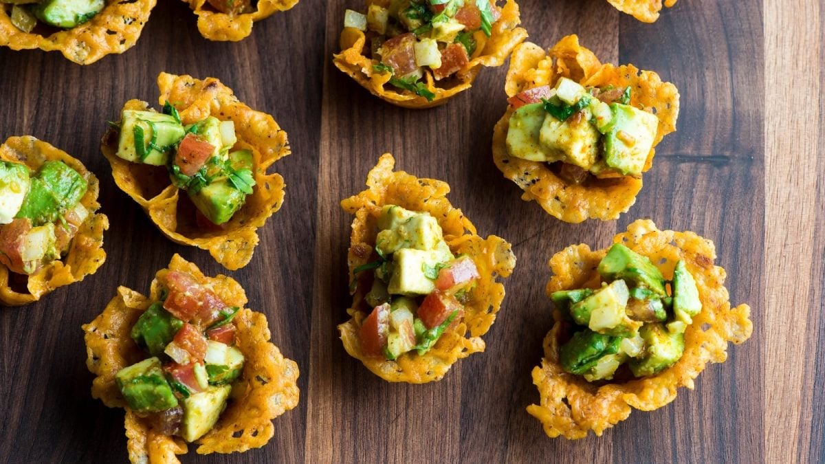 Taco Bites auf einem Holztisch