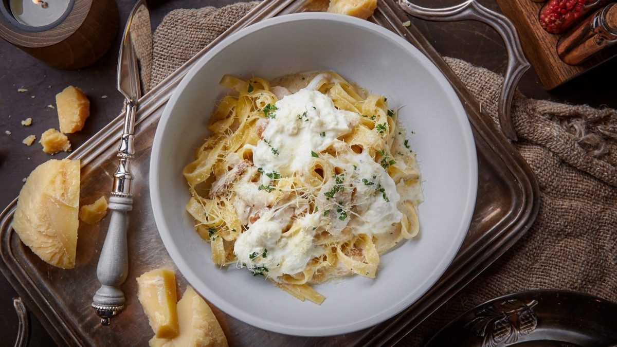 Ein Teller mit Tagliatelle mit Parmesan und Stracciatella