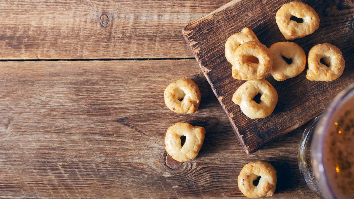 Ein Holzbrett mit Taralli.