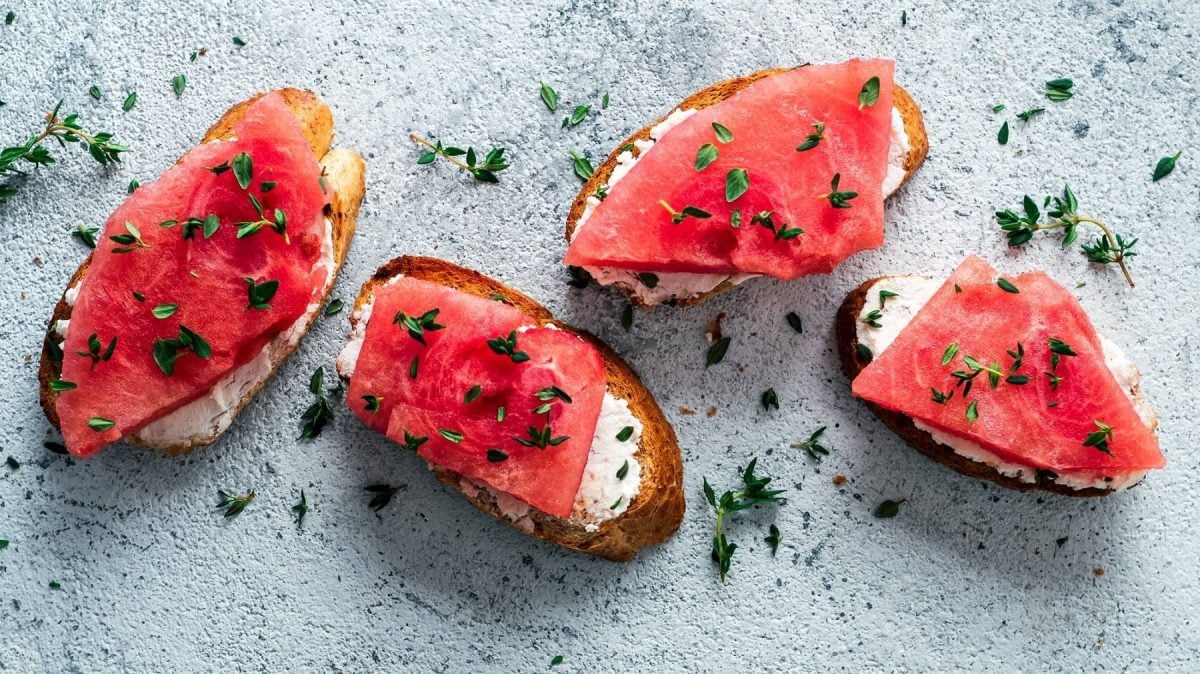 vier Brote mit veganem Thunfisch aus Wassermelone und Frischkäse in der Draufsicht.