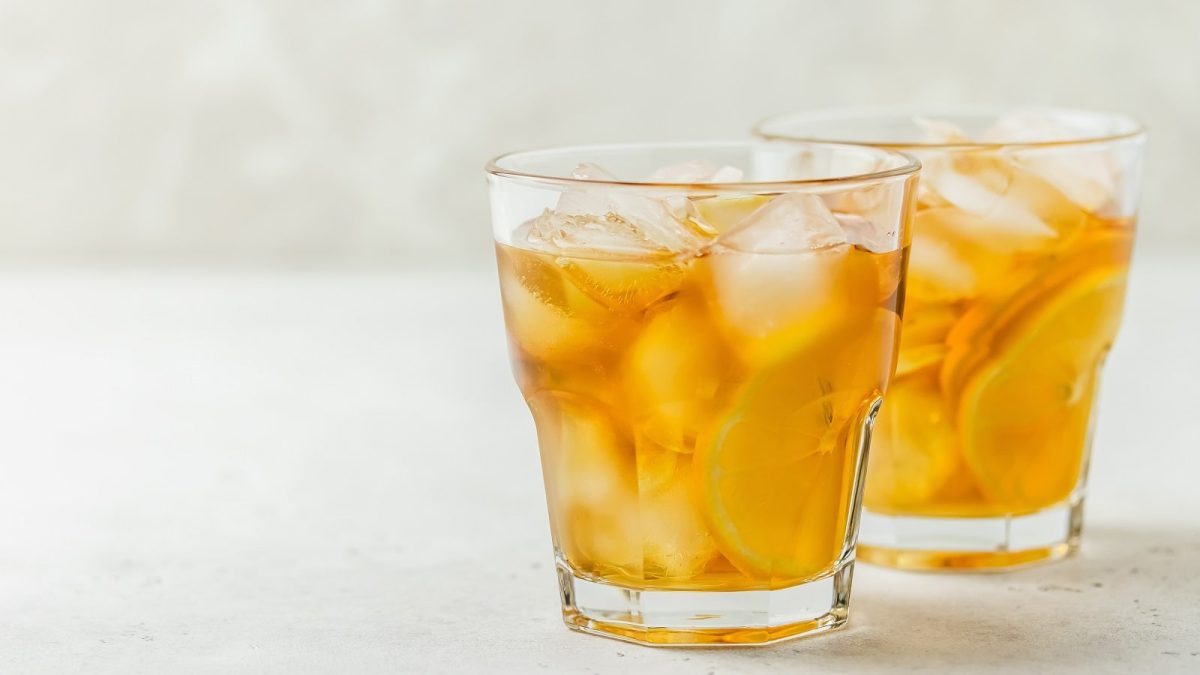 Zwei Gläser mit Yuzu Tonic