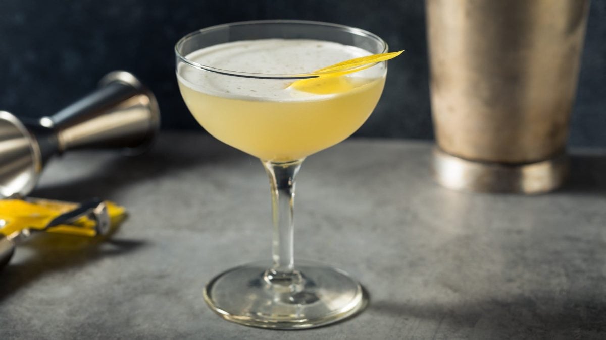 Ein Martiniglas mit Soju Sour.