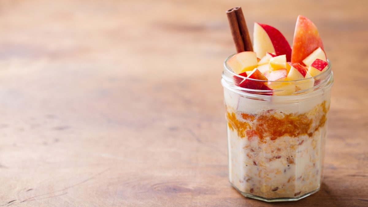 Ein Glas mit Apfel-Zimt Overnight Oats