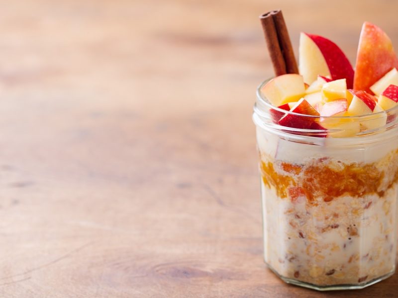Ein Glas mit Apfel-Zimt Overnight Oats