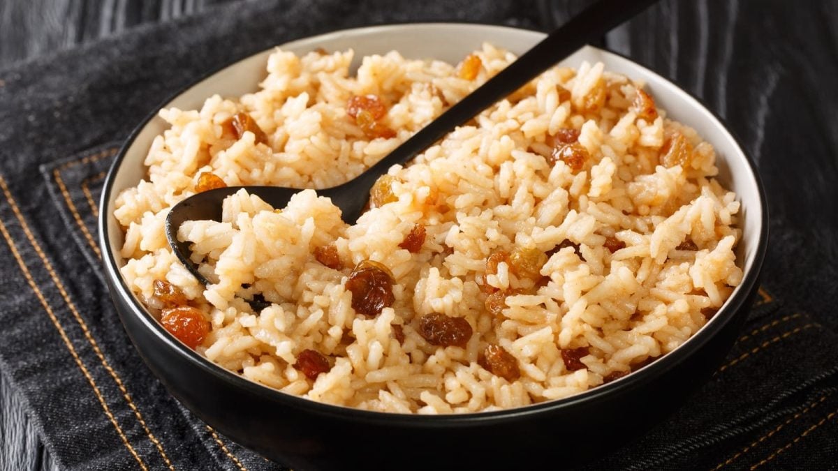 Ein Teller mit Arroz con coco auf dunklem Hintergrund