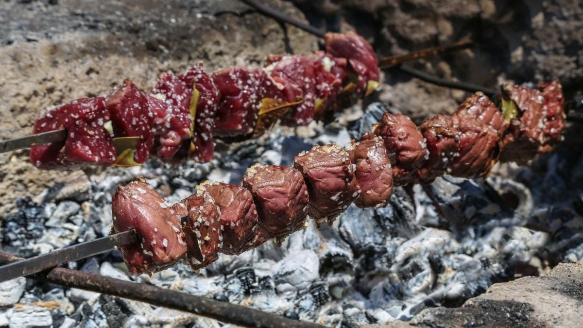 Espetadas Rindersteak-Spieße aus Madeira auf Kohlegrill. Frontalansicht.