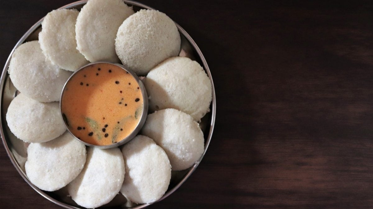 Ein Silbertablett mit Idli und Chutney