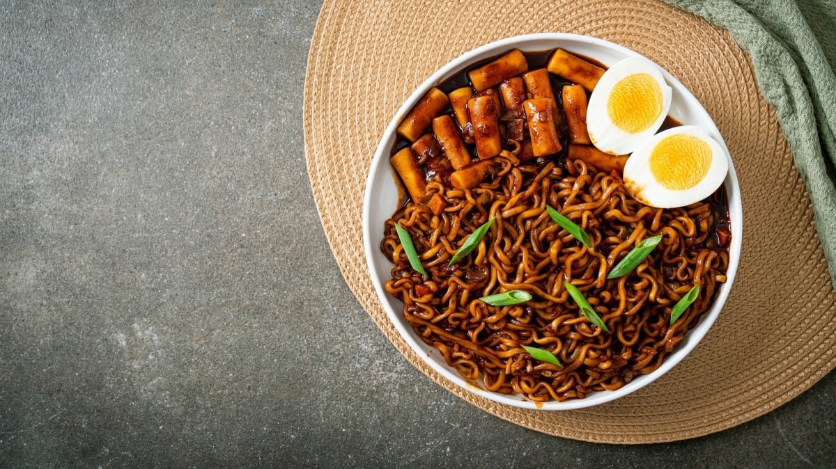 Eine weiße Schüssel mit Jajang Rabokki