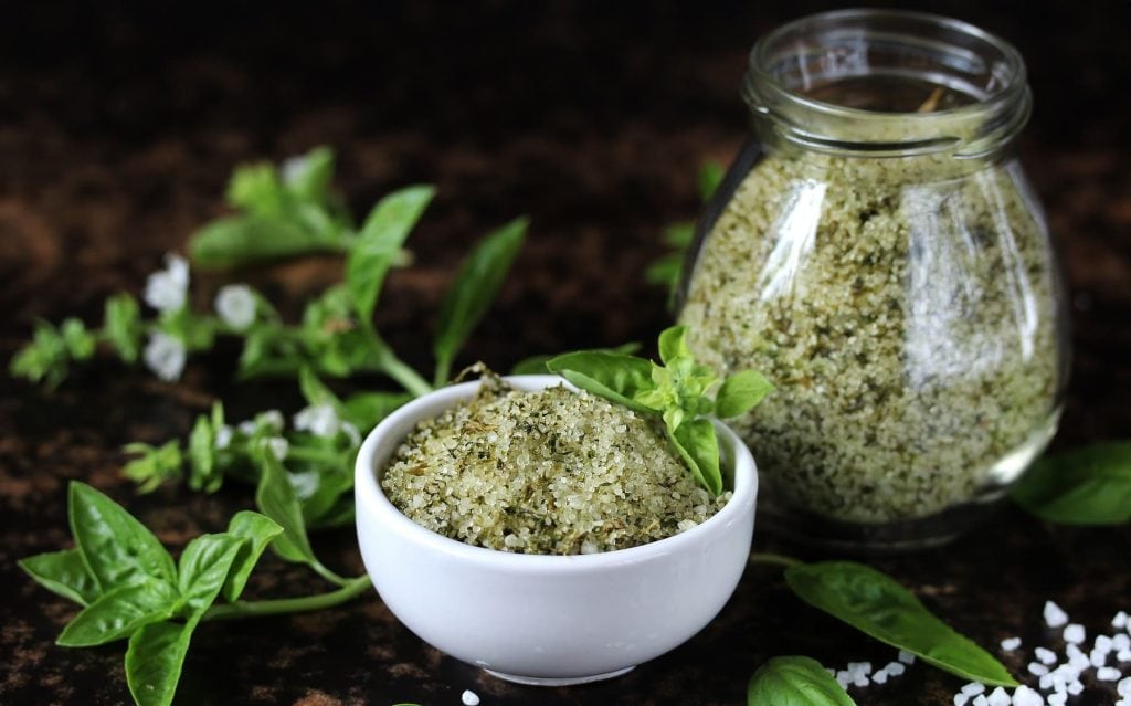 Kräutersalz selber machen: Die Kunst, Aromen einzufangen