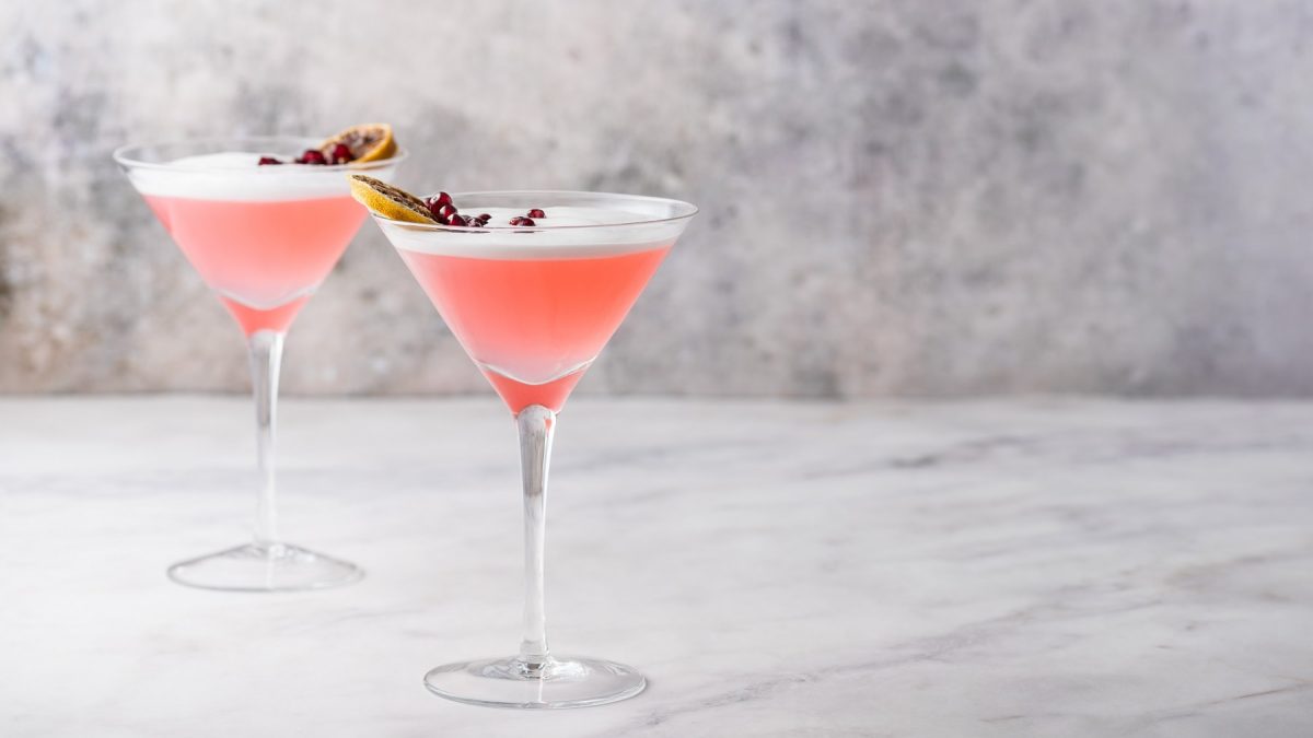 Zwei Martinigläser mit Limoncello Cranberry Fizz