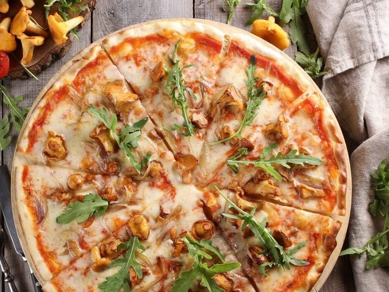 Aus der Vogelperspektive: Eine Pizza mit Pfifferlingen
