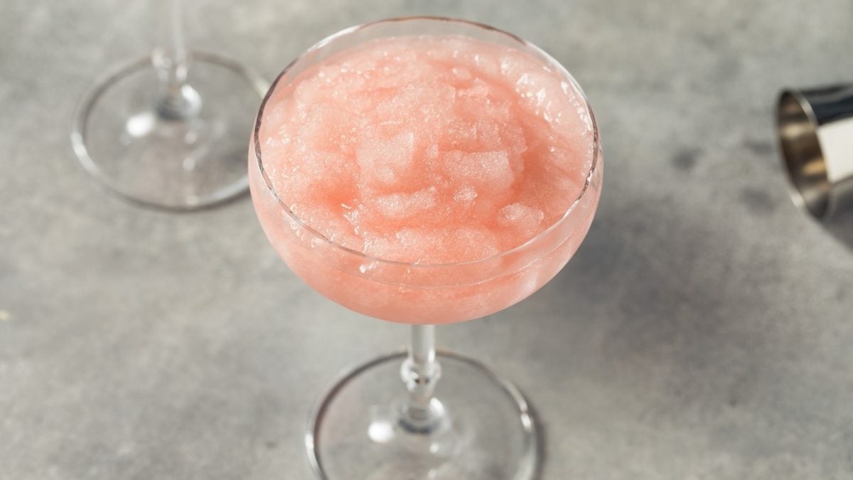 Ein Glas mit Frosé, einem Wine Slushie.