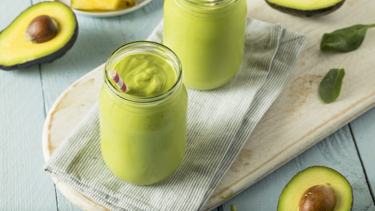 Ein Glas mit Sinh To Bo neben frischen Avocados