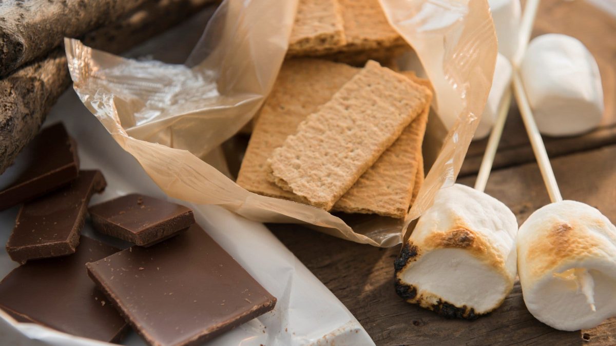 Zutaten für Smores auf dunklem Untergrund. Draufsicht.