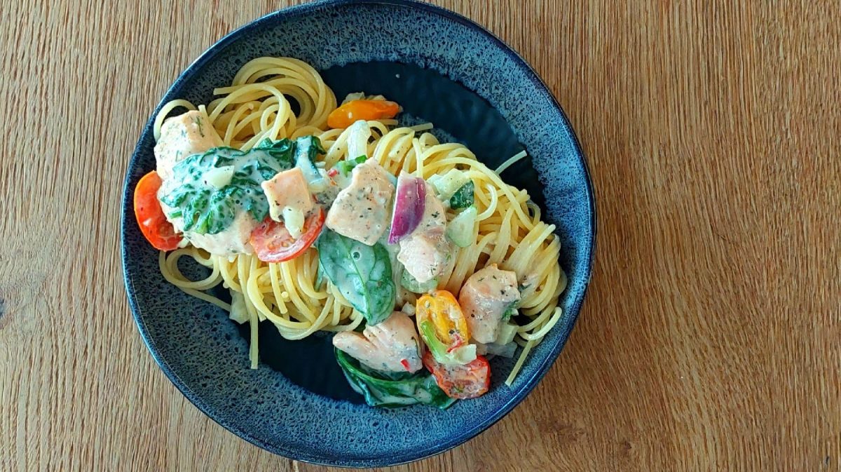 Ein blauer Teller mit den Spaghetti.