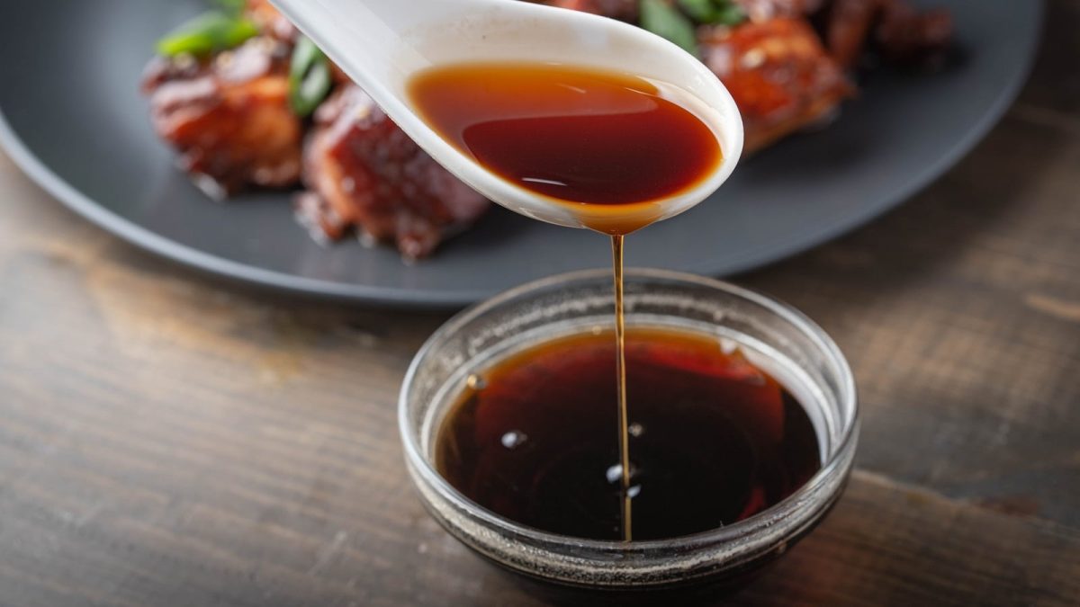 Ein Glasschälchen mit Teriyaki-Sauce.