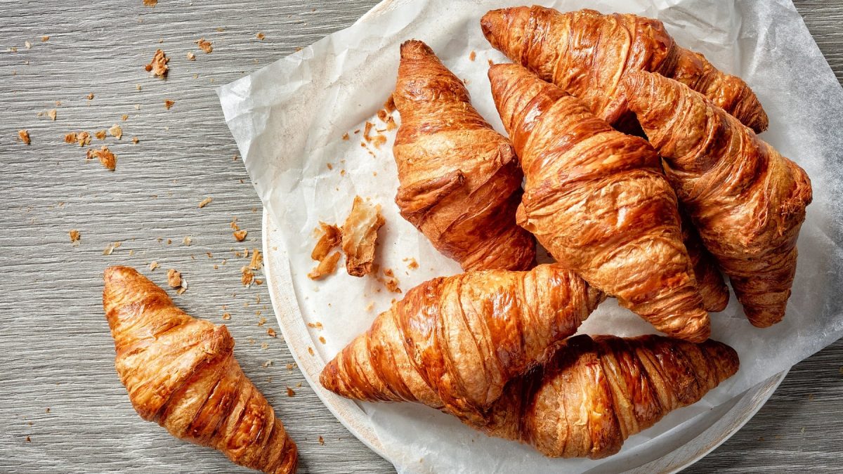 Ein Teller voll vegane Croissants in der Draufsicht.