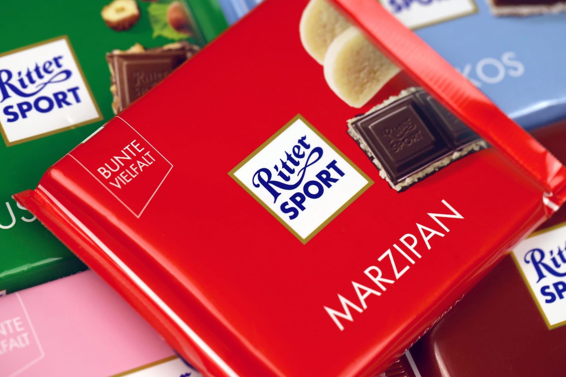 Eine eingepackte Tafel Ritter Sport Marzipan.