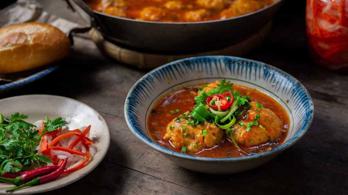 Eine blaue Schale mit vietnamesischen Hackbällchen