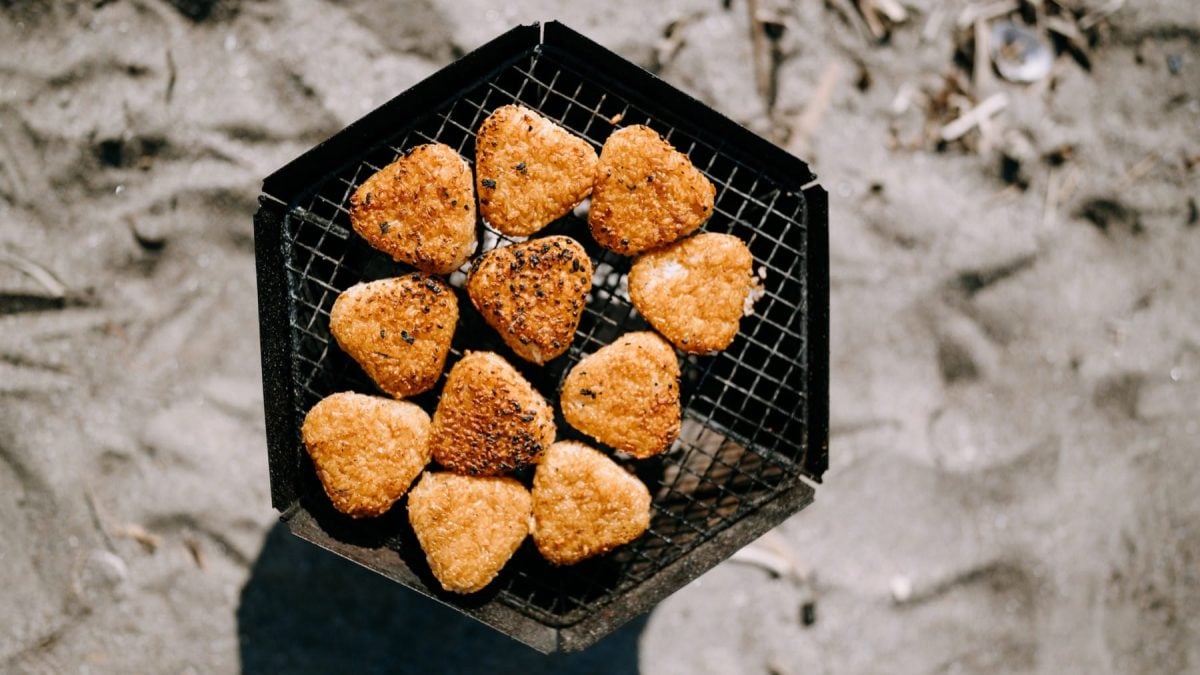 Yaki Onigiri liegen auf einem Grill.