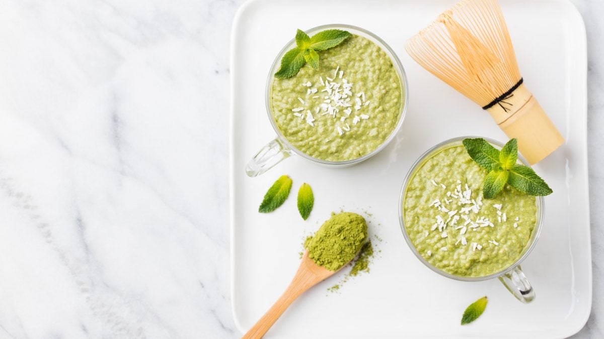 Ein quadratischer weißer Teller mit Matcha-Pudding mit Chia.
