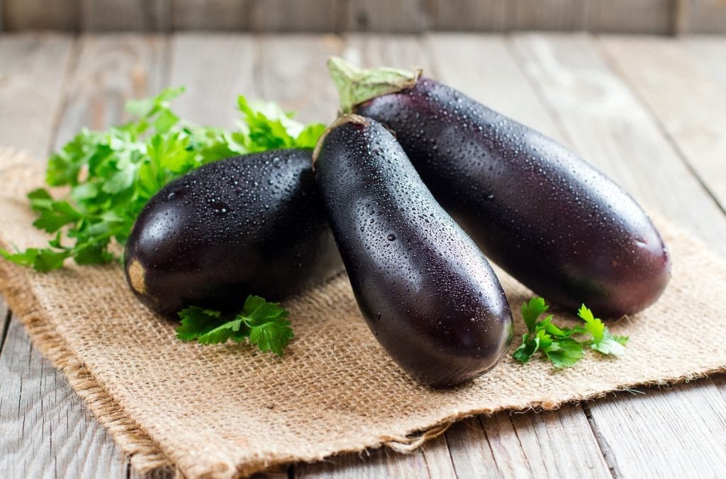 Aubergine roh essen? Warum das keine gute Idee ist