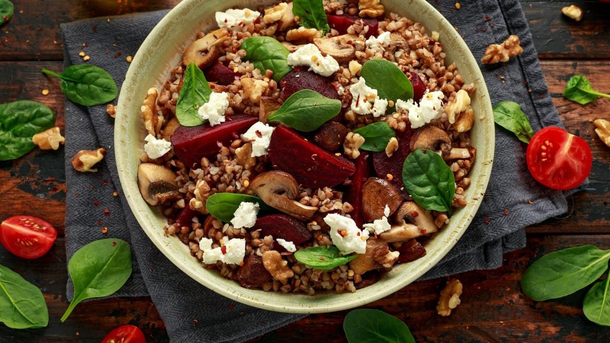 Eine Buchweizen-Bowl mit Rote Bete, Walnüssen, veganem Feta und Basilikum.
