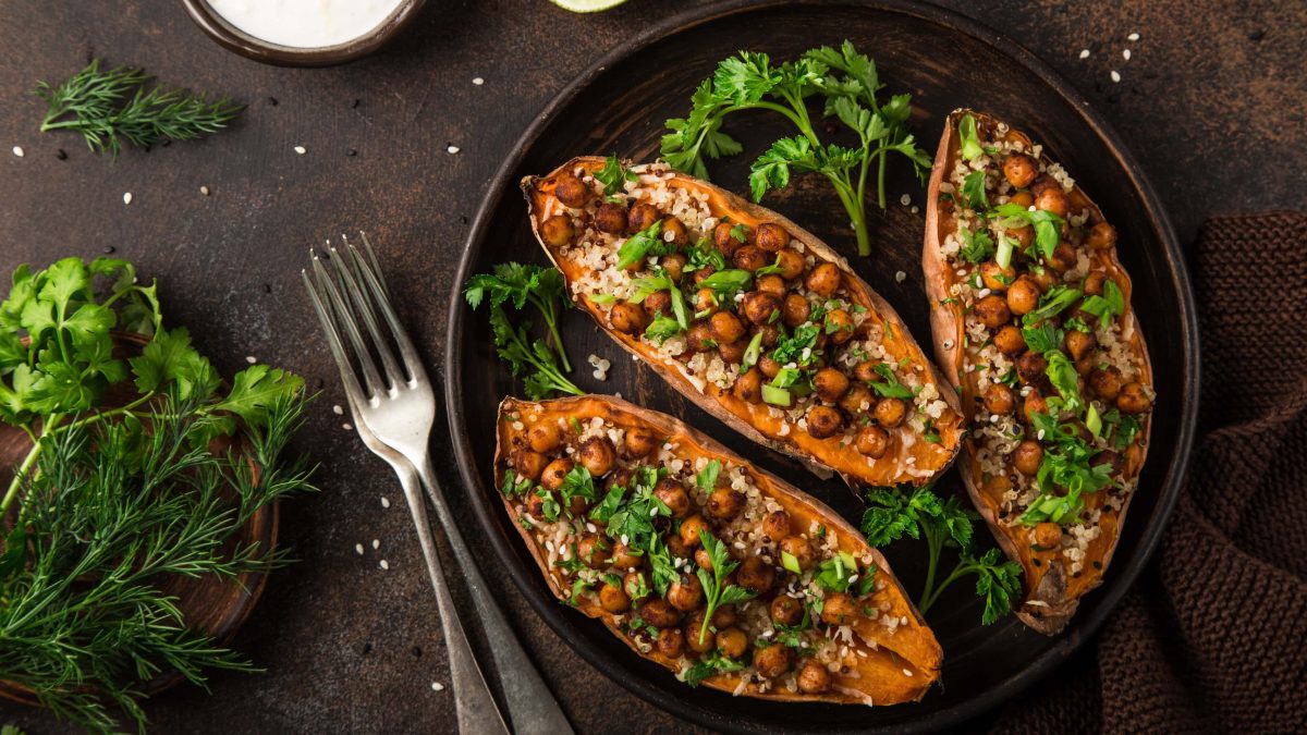 Drei gefüllte Süßkartoffeln mit Kichererbsen und Quinoa