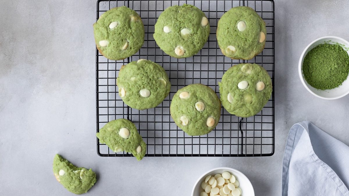 Ein schwarzes Gitter mit Matcha Cookies mit weißer Schokolade und weißen Schokoladen-Chips.