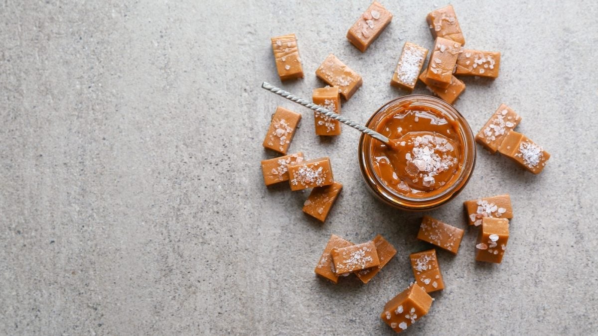 Salted Caramel Fudge, das auf der Fläche verteilt sind.