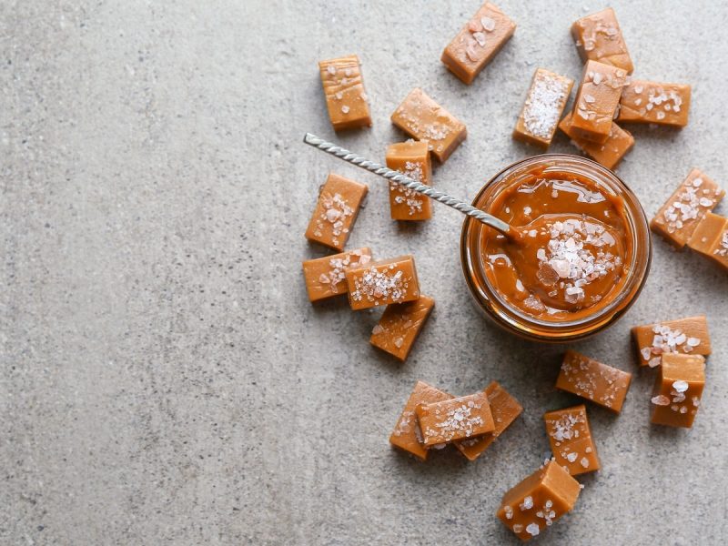 Salted Caramel Fudge, das auf der Fläche verteilt sind.