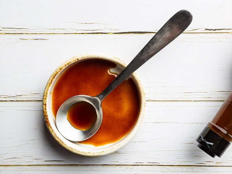 Ein kleines rundes Gefäß mit Worcestershire-Sauce.