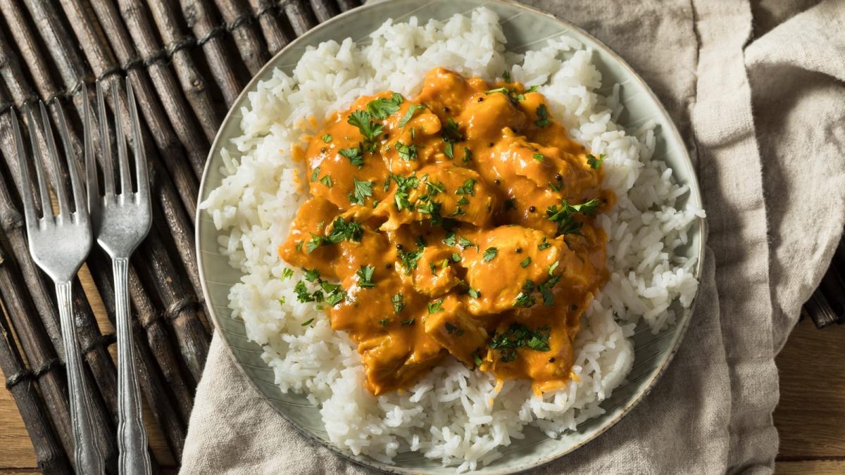 Ein Teller mit Mango-Curry mit Hähnchen auf Reis