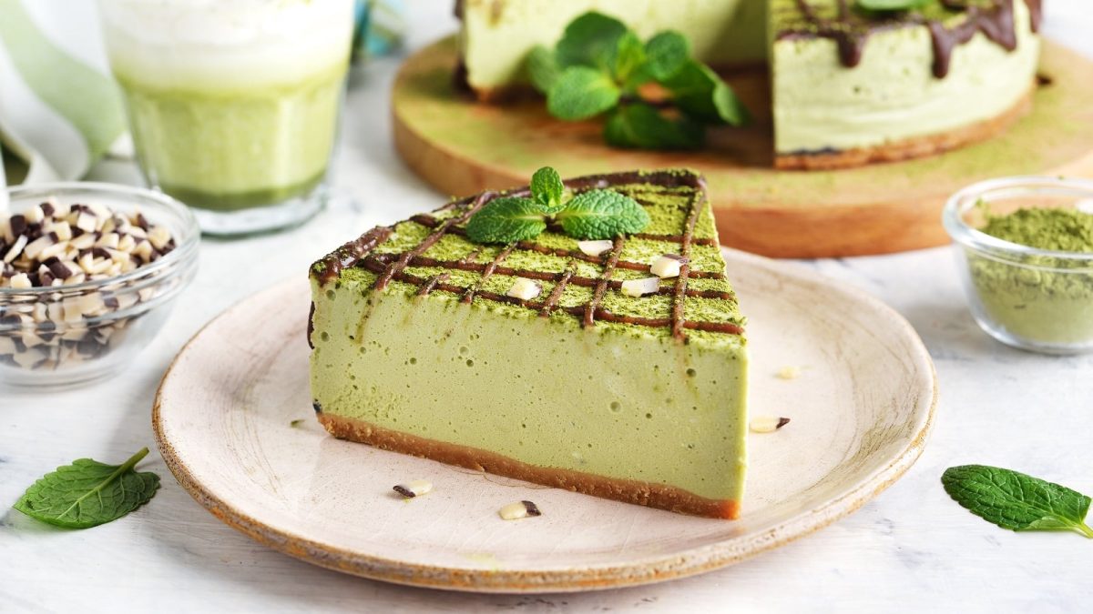 Ein rosa Teller mit Matcha Cheesecake