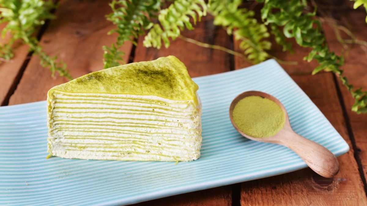 Ein hellblauer Teller mit Matcha Crêpe Cake