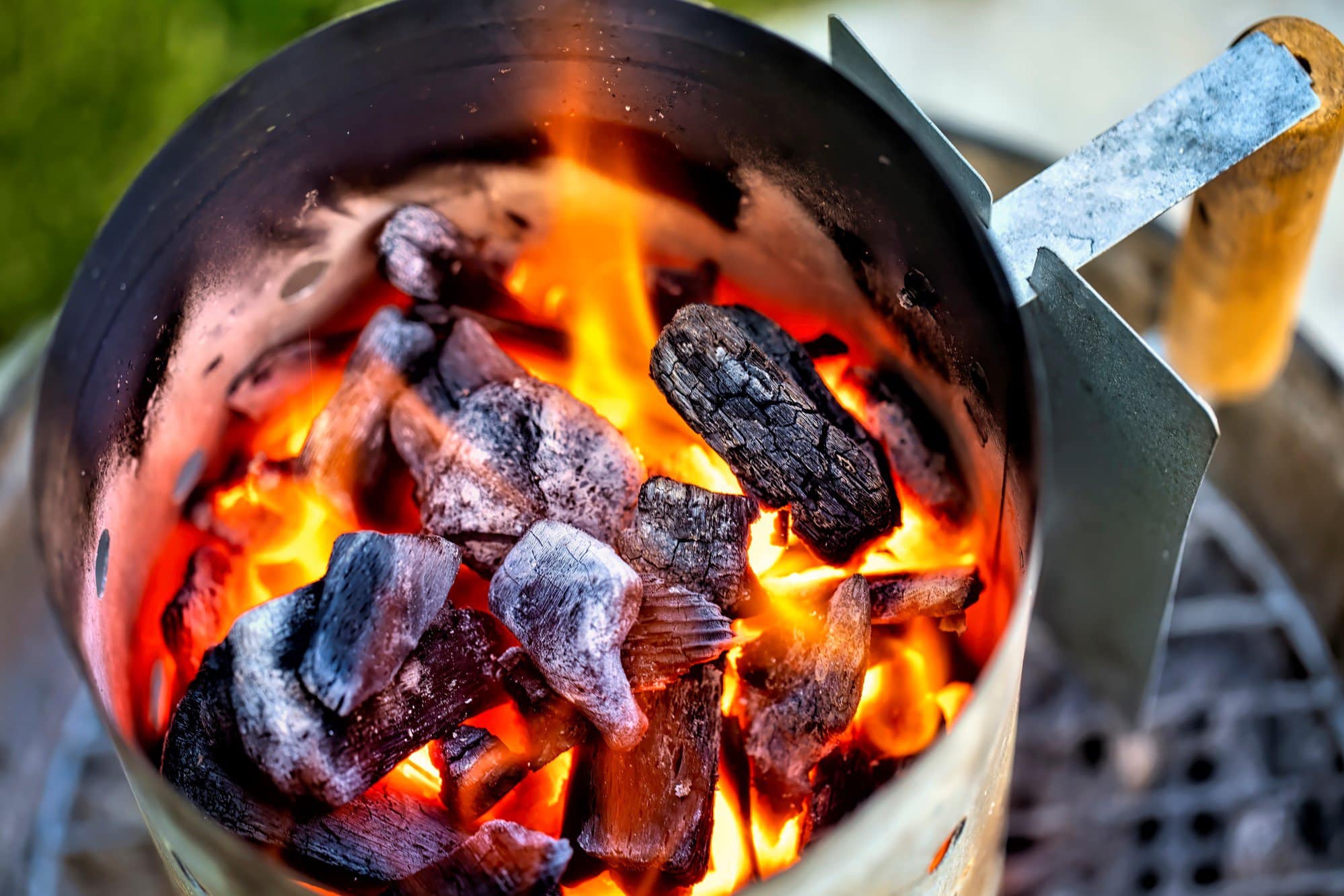 Grillkamin mit brennenden Kohlen. Draufsicht.