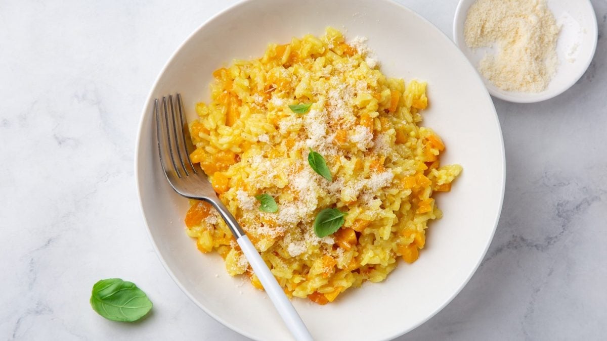 Ein weißer Teller mit Kürbis-Risotto.