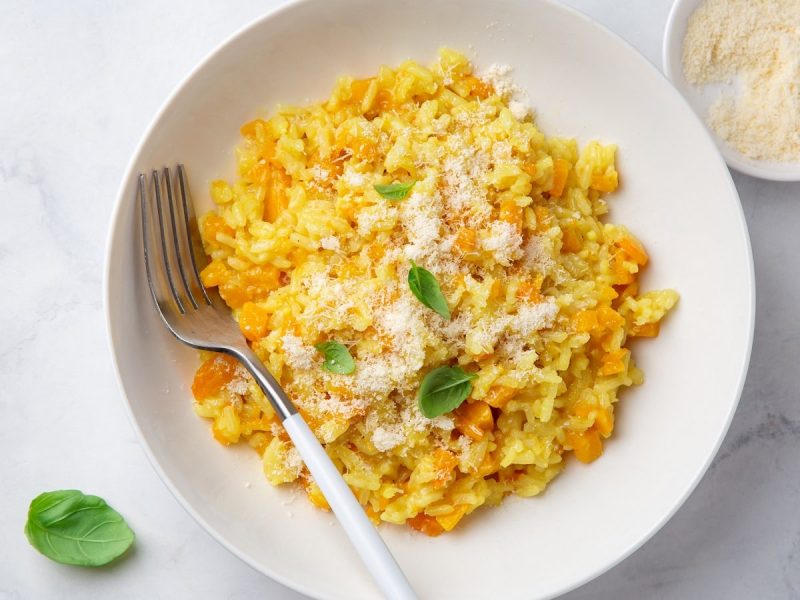 Ein weißer Teller mit Kürbis-Risotto.