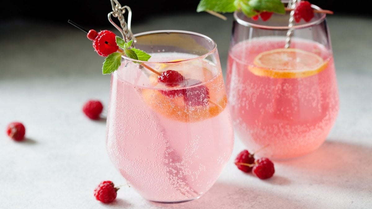 Zwei Gläser Vin Tonic mit TK-Beeren und einer Orangenscheibe.