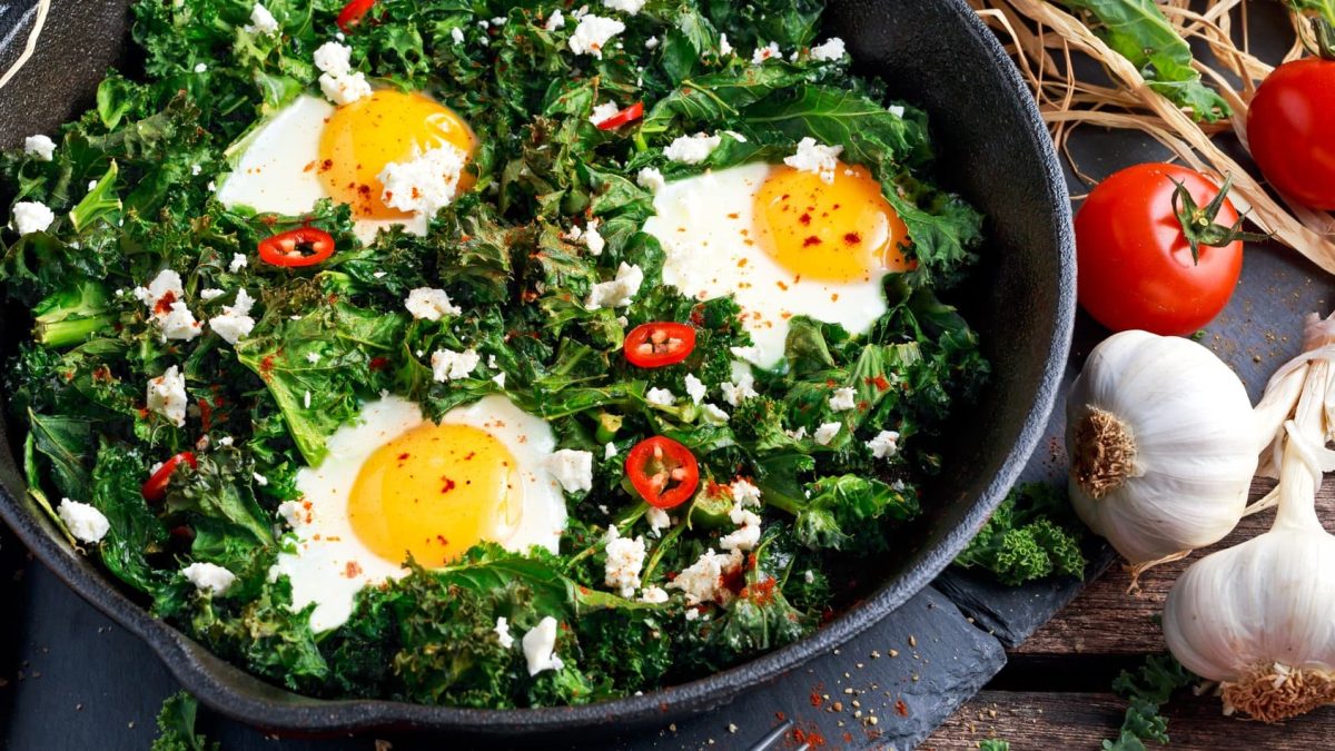 Grünkohlpfanne mit Feta und Spiegelei: Herbst-Highlight! - EAT CLUB