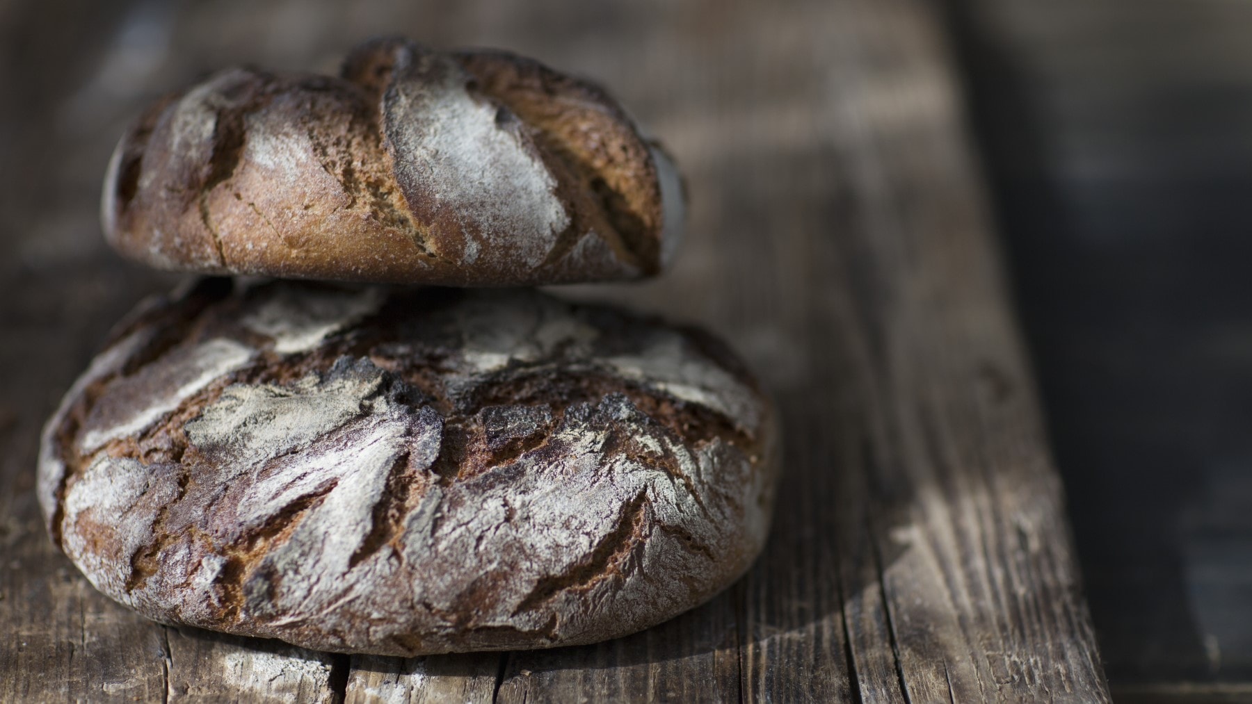 Ein Holzbrett mit Kohl-Speck-Brot darauf.