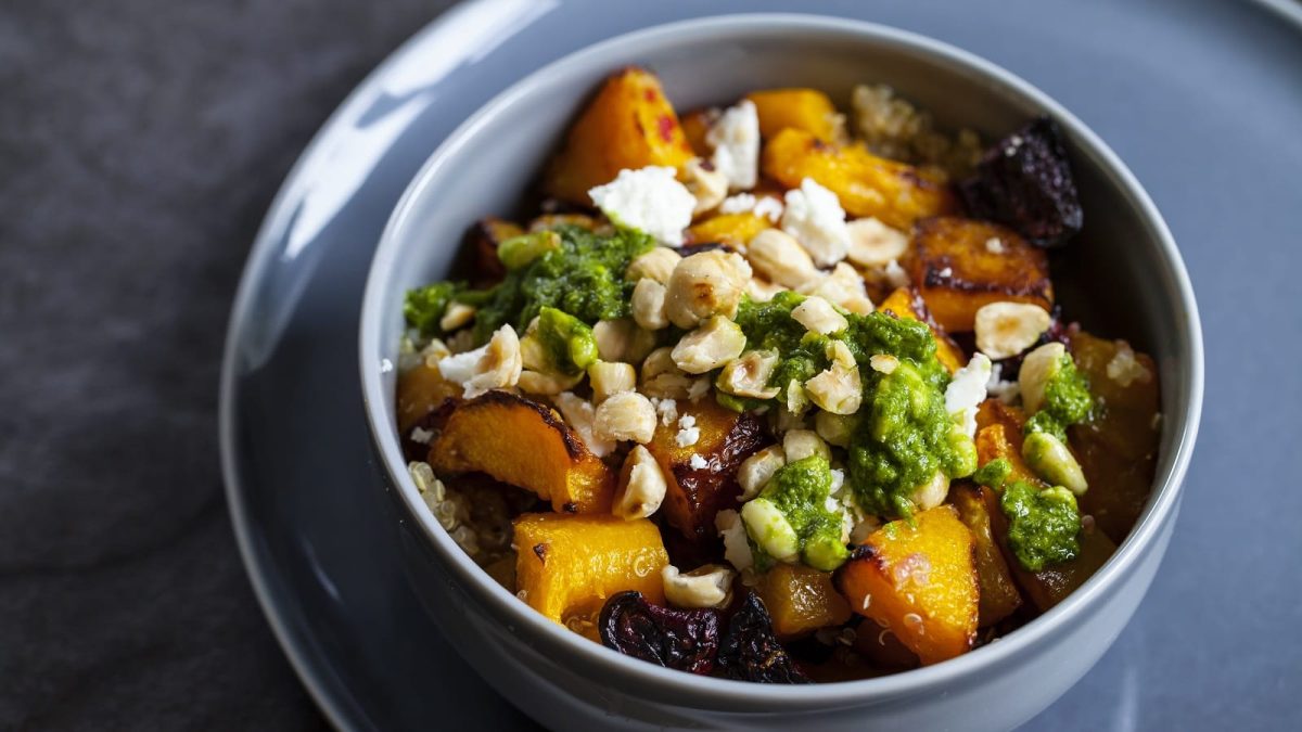 Eine blaue Schüssel mit Butternut-Kürbis mit Rote Bete und Pesto.