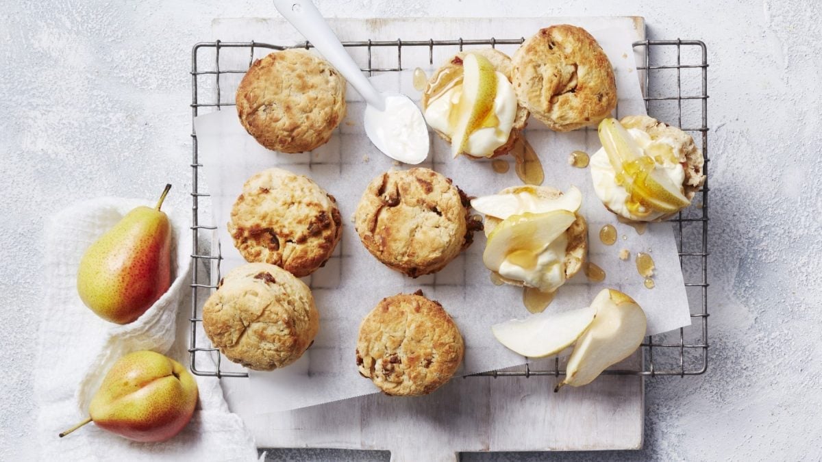 Ein Gitter mit Dattel-Tahini-Scones auf Papier