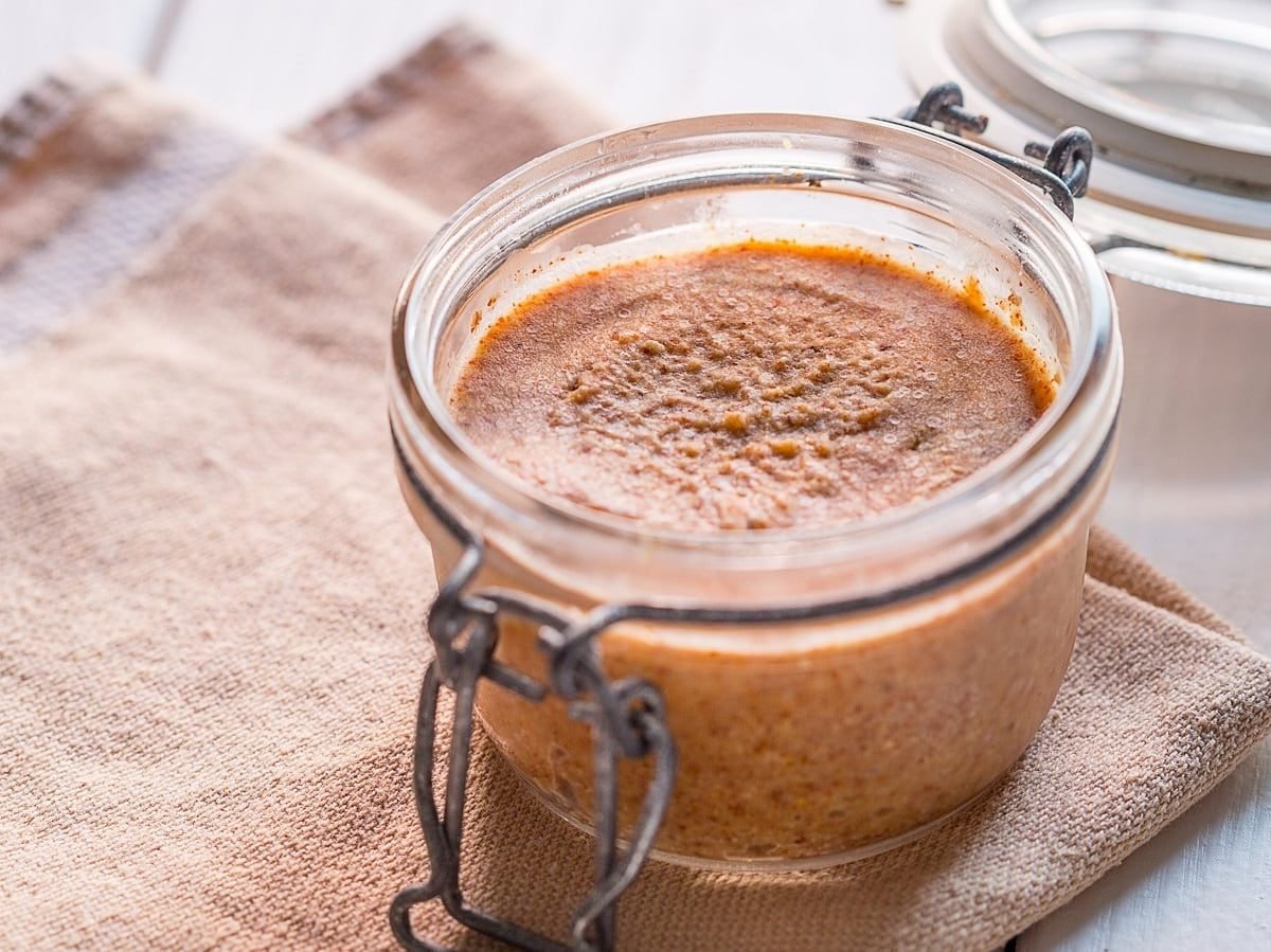 Ein Weckglas mit Apfel-Zimt-Butter auf braunem Tuch