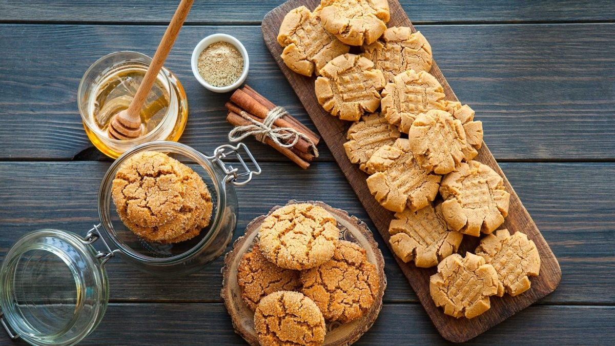 Erdnussbutterkekse in in einem Glas, Schüssel und auf einem Tablett.